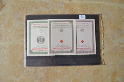 une photo montrant un jeu de trois cartes posées sur une table