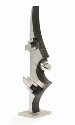 une photo d'une sculpture en métal