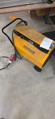 une machine posée sur le sol du garage
