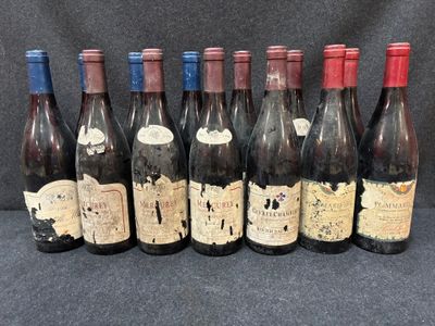 six bouteilles de vin sont alignées dans une rangée