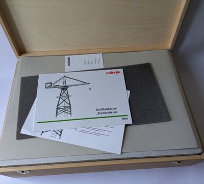 une boîte contenant une feuille de papier