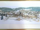 tableau représentant un village sous la neige, avec des arbres et des montagnes en arrière-plan