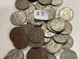 une pile de pièces d'argent sur lesquelles figure un petit chiffre