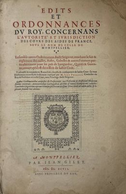 un vieux livre avec l'image d'un lion dessus