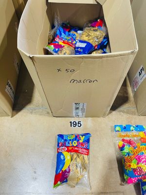 une boîte pleine de bonbons et un sac de bonbons par terre