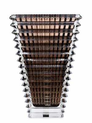 une image représentant un grand vase contenant beaucoup de verre