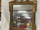 un miroir posé sur une table