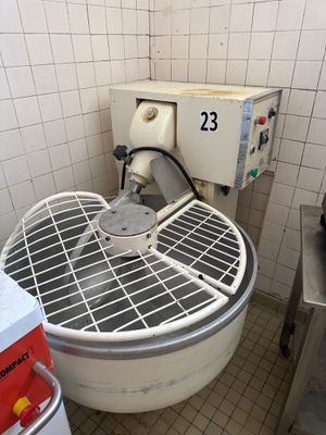 une photo d'une cuisine dans laquelle se trouve un grand mixeur