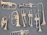 de nombreux types d'instruments de musique différents posés sur la table