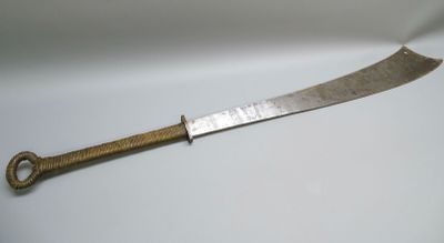 une image représentant un couteau à long manche posé sur une surface blanche