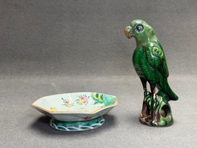 CHINE XX° Perroquet et coupe sur talon en porcelaine