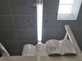 plusieurs rouleaux de papier toilette posés sur une étagère dans une salle de bains