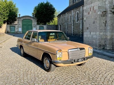 une voiture garée sur le côté de la route