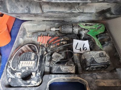 une mallette contenant de nombreux outils