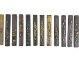 une rangée de briquets de différents types alignés sur une surface blanche