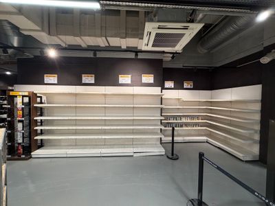 les rayons vides d'un magasin