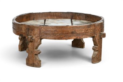 INDE XIX-XXe s. Élément de meule à grain dit Table CHAKKI tr…