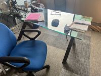 1 bureau droit en plateau verre, piétement en bois laqué noi… (photo 2)