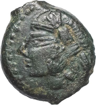 un gros plan d'une pièce de monnaie avec un visage dessus