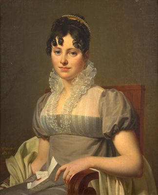 portrait d'une femme en robe blanche, assise sur une chaise