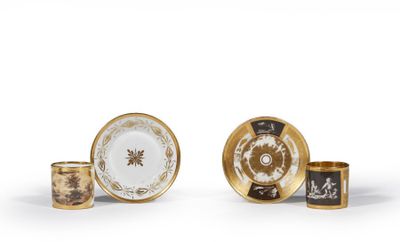 trois pièces en porcelaine dorée et blanche sur un fond blanc