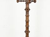 un porte-manteau en bois muni d'une tringle à vêtements