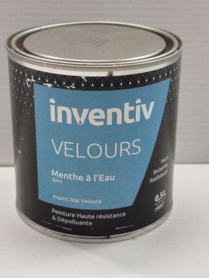 un pot de peinture posé sur une table blanche