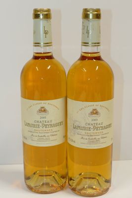 deux bouteilles de vin posées sur une table blanche