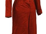 une image représentant un manteau et une robe rouges portés par une femme