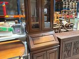 une armoire en bois surmontée d'un miroir, dans un magasin