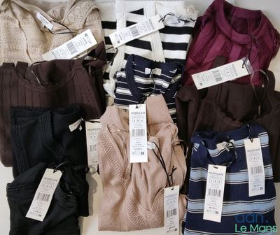 beaucoup de vêtements exposés sur une table