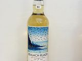 une photo d'une bouteille d'alcool posée sur un comptoir