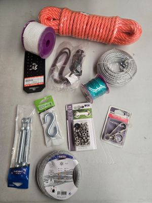 du matériel disposé sur une table, notamment une corde, des ciseaux et d'autres objets