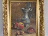 une peinture à l'huile représentant un pichet en argent et des pommes posés sur une table