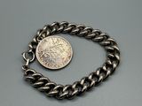 un bracelet à chaîne en argent orné d'une pièce