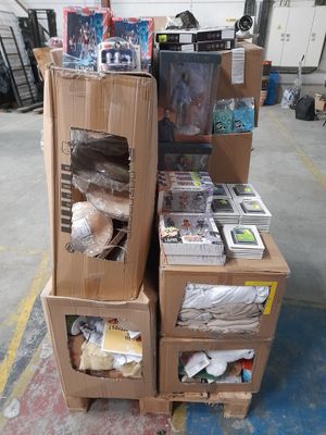 de nombreux cartons empilés les uns sur les autres dans un entrepôt