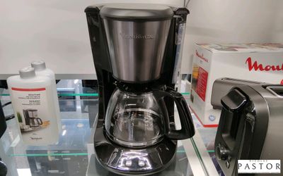 une cafetière et un grille-pain exposés dans un magasin