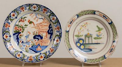 deux assiettes à motifs posées sur une table