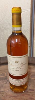 une bouteille de whisky posée sur une table en bois