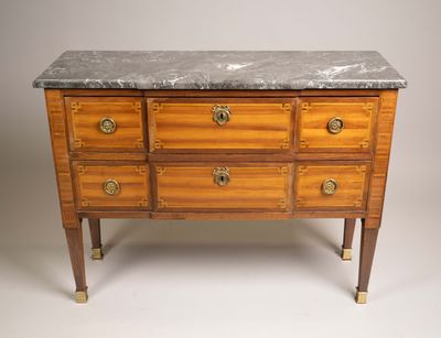 commode ancienne avec dessus en marbre et poignées en laiton