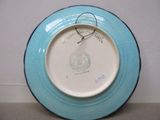 une assiette bleue et blanche sur laquelle figure une image