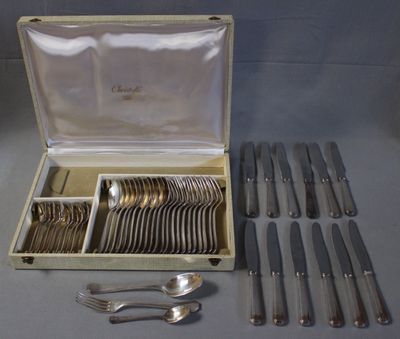 une boîte contenant de l'argenterie sur une table