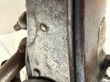 un gros plan sur une poignée de porte métallique munie d'une serrure