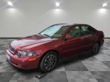 une image d'une voiture rouge garée dans un garage