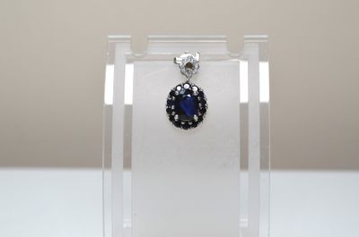 Un pendentif en argent serti de 3,40 cts env de saphirs face…