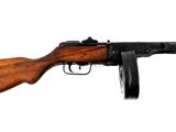 un fusil avec un canon en bois sur fond blanc