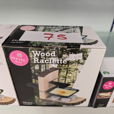une boîte de raclette en bois posée sur une table