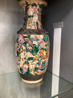 un vase posé sur une étagère en verre