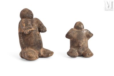 deux figurines représentant un homme et une femme assis sur le dos