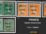 les timbres figurant sur les timbres sont de couleurs et de tailles différentes